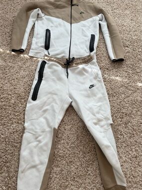 Nike Tech Two-Tone Tan & White Full-Zip Hoodie with matching joggers